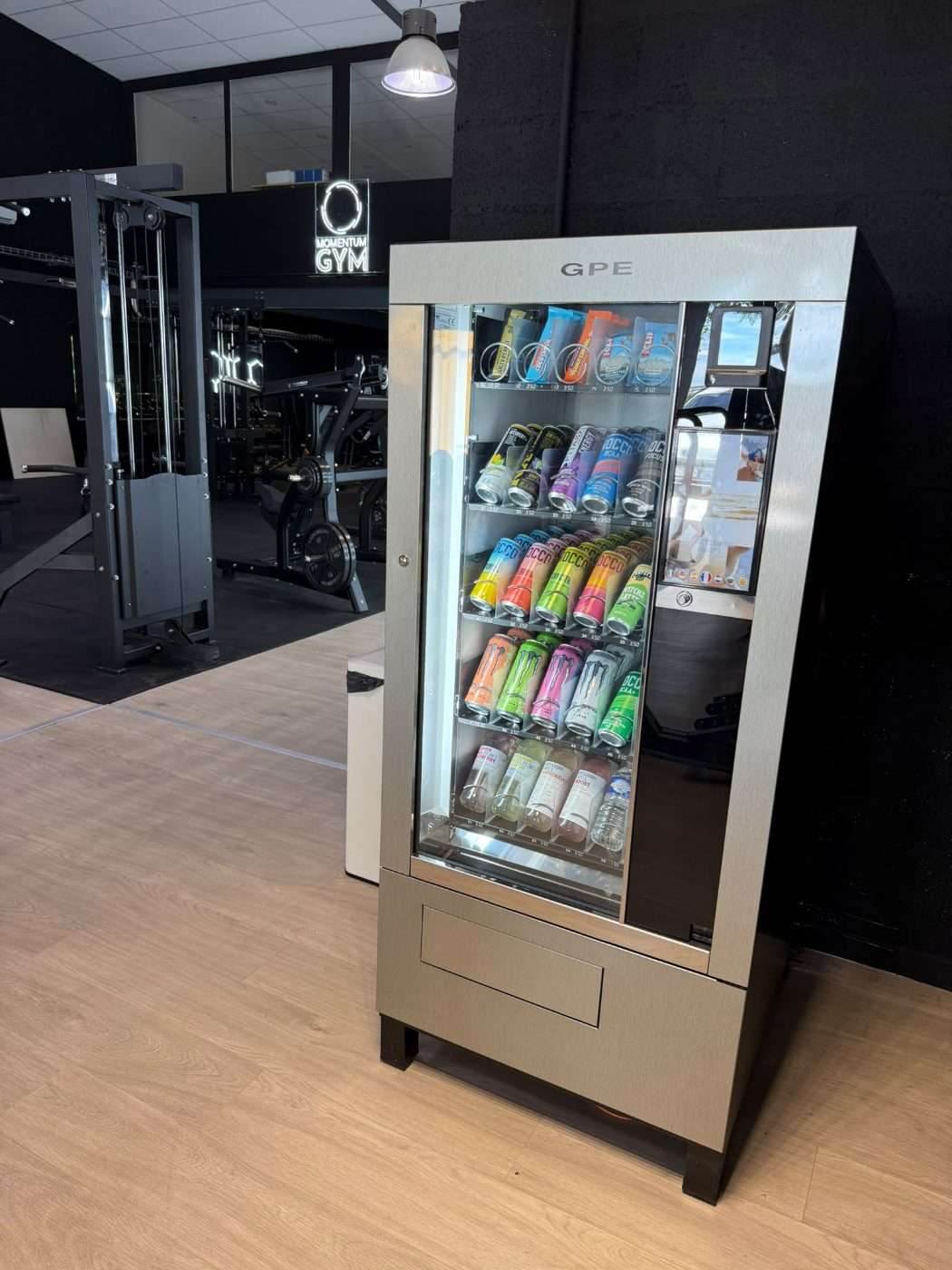 Distributeur AUKWOD installé chez MOMENTUM Gym à Béziers